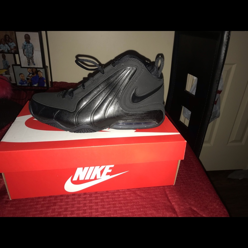 Brand new men’s Nike Air Max Wavy size 9